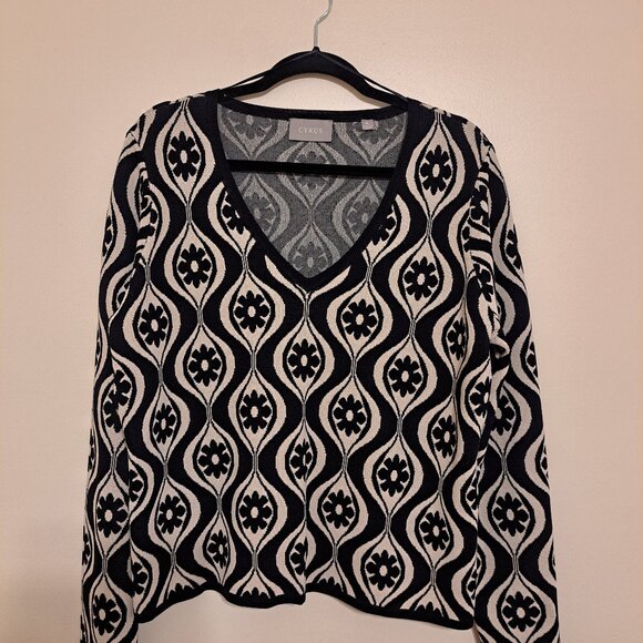 Womens V-neck pattern sweater. - Picture 1 of 3